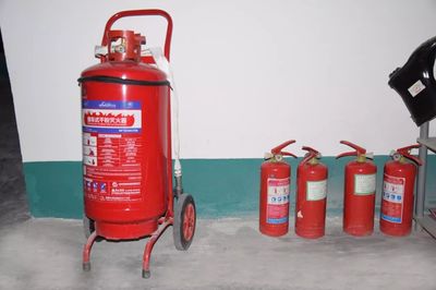 【金正物業(yè)】檢修社區(qū)配電設(shè)備保冬季用電正常